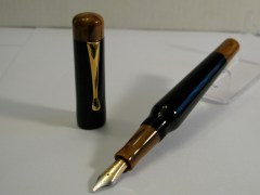 Custom Curvy in Alternate Briarwood and Black Acrylic P08-AltBriar-1
